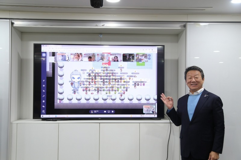 게더타운에 모인 ‘2021년 송년의 밤’ 참석자들과 최윤 OK금융그룹 회장. /사진제공=OK금융그룹