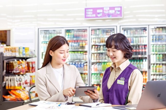 BGF리테일은 24일 공정거래위원회 '2021년 공정거래협약 가맹분야 이행평가'에서 최우수 등급 표창을 받았다./ 사진제공 = BGF리테일