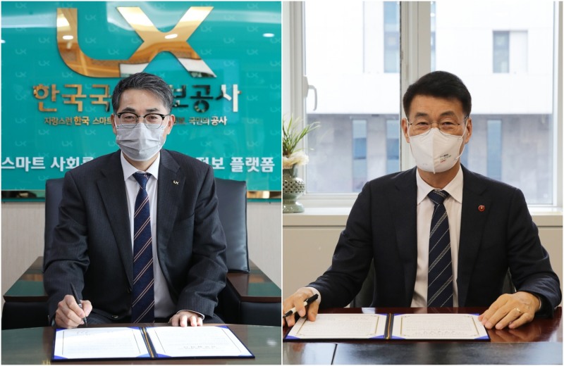 김정렬 LX한국국토정보공사 사장(왼쪽)과 문대림 제주국제자유도시개발센터 이사장이 서면으로 진행된 ‘스마트 공간정보구현 및 디지털트윈 기반의 서비스 발굴을 위한 업무협약식’에서 협약서에 서명 후 기념촬영을 하고 있다. / 사진제공=LX공사