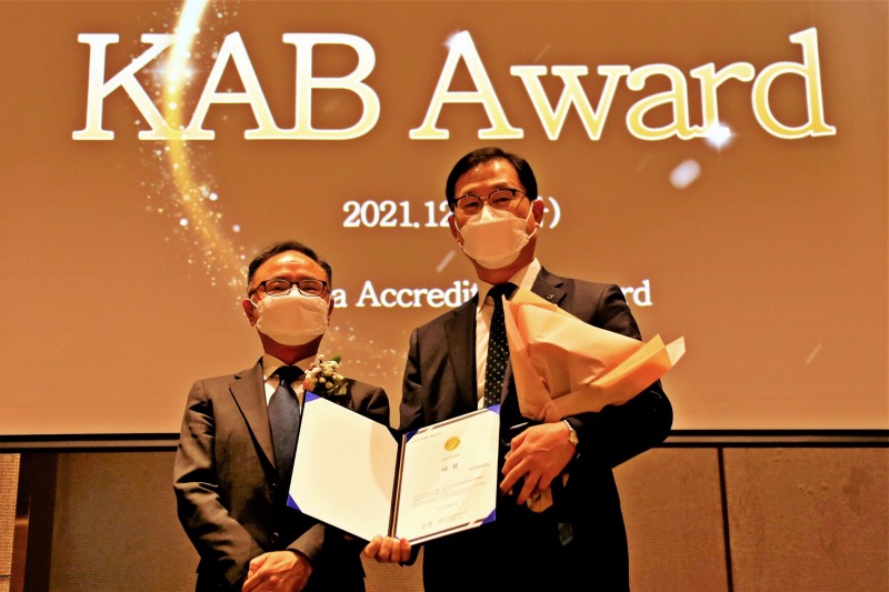 하이트진로 정일석 상무(오른쪽)가 '2021 KAB Award' ESG 경영실천 부문 대상 수상 후 기념 사진을 촬영하고 있다./ 사진제공 = 하이트진로