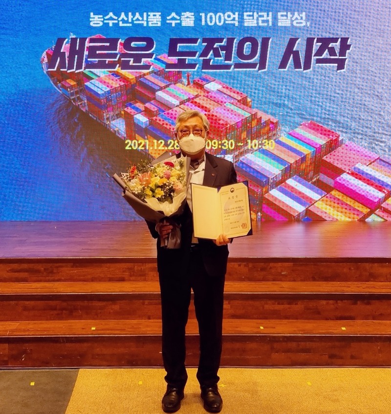 샘표식품이 12월 28일 양재 aT센터에서 열린 ‘농수산식품 수출 100억불 달성 기념식’에서 농림축산식품부 장관 표창을 수상했다./ 사진제공 = 샘표식품