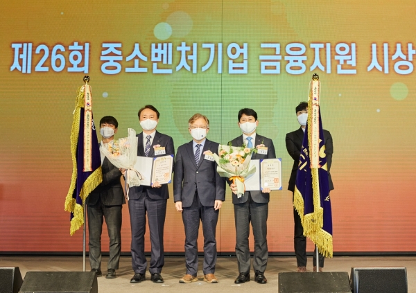 28일, 제 26회 중소벤처기업 금융지원 시상식에서 대통령 표창을 수상한 유광열 SGI서울보증 대표이사(오른쪽 두 번째)가 권칠승 중소벤처기업부 장관(오른쪽 세 번째)과 함께 기념 촬영을 하고 있다./사진 제공= SGI서울보증