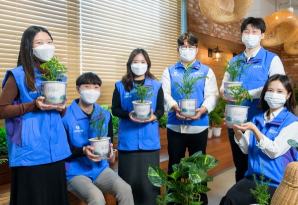 신한라이프가 탄소중립을 실천하고 기후 변화에 대응하기 위해 '빛나는 숲' 캠페인을 전개한다./사진 제공= 신한라이프