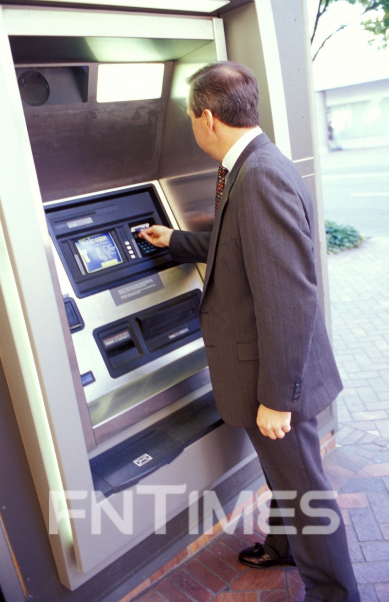 6개 은행(NH농협‧신한‧우리‧하나‧IBK기업‧KB국민)이 금융거래의 디지털 전환에 따른 고령층 고객의 금융 서비스 이용 불편 해소 방안 중 하나로 내년부터 만 65세 이상 고객에 관해  은행 영업시간 내 ATM 이용 수수료를 전면 면제한다./사진=이미지투데이