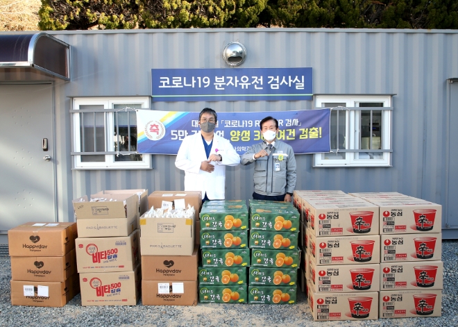 대우조선해양(대표이사 이성근)은 30일 송년행사로 코로나 19 최일선에서 헌신하고 있는 지역 의료진을 방문, 감사의 마음을 담은 위문품을 전달했다. 사진=대우조선해양.