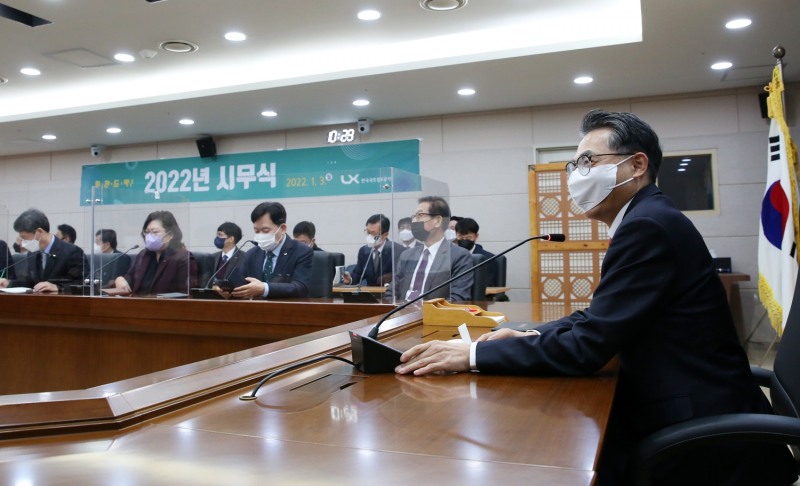 김정렬 LX공사 사장이 3일 코로나19 확산 방지를 위해 주요 경영진과 임직원만 참석한 가운데 온라인 화상회의로 ‘2022 시무식’을 개최한 가운데 덕담을 나누고 있다. / 사진제공=LX공사