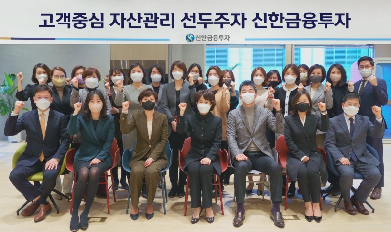 신한금융투자 청담 및 광화문 금융센터 PB들이 센터 오픈을 기념해 사진을 촬영하고 있다. / 사진제공=신한금융투자