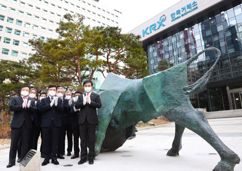 한국거래소는 5일 오후 2시30분 서울사옥에서 로비에 있던 소와곰상을 옥외로 이전하고 제막식을 개최했다. 손병두 한국거래소 이사장(앞줄 오른쪽 첫번째)과 상임이사들이 소와곰상 옥외 이전 제막 후 기념촬영을 하고 있다. / 사진제공= 한국거래소(2022.01.05)