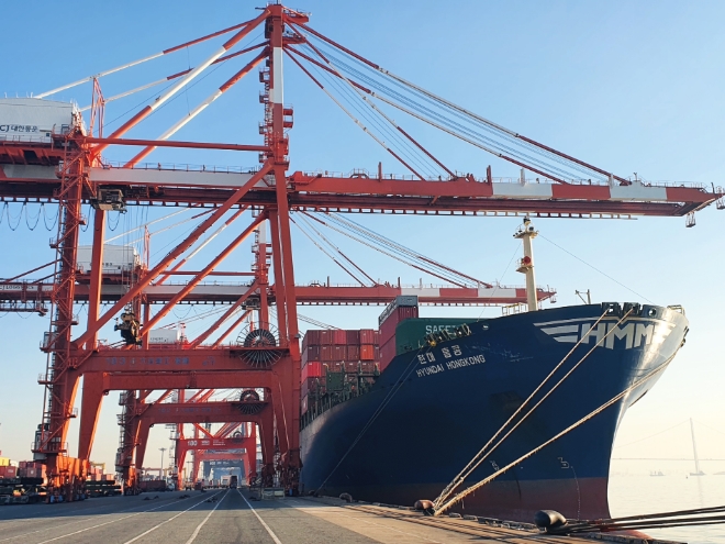 HMM(대표이사 배재훈)은 지난 8일 국내 기업들의 원활한 수출을 지원하기 위해 올해 첫 임시선박이 출항했다고 밝혔다. 사진=HMM.