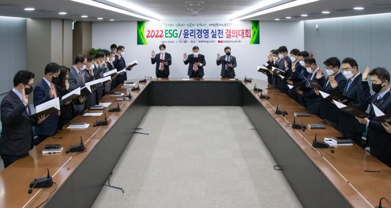 ESG 경영 강화를 결의하는 이훈복 대한토지신탁 대표(가운데)와 주요 임직원 모습. / 사진제공=대한토지신탁