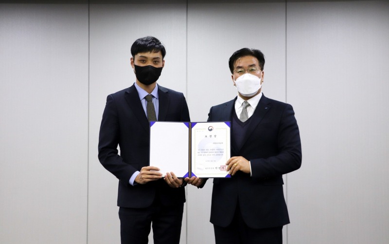  (오른쪽부터) 조경형 위니아딤채 대외협력담당 상무, 김동하 법무부 보호정책과 사무관. 사진=위니아딤채