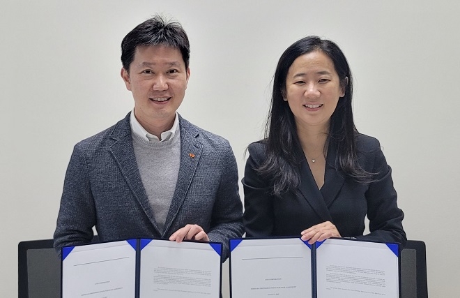 정한종 SK네트웍스 글로벌투자센터장(왼쪽)과 이진형 엘비스 대표. 제공=SK네트웍스.