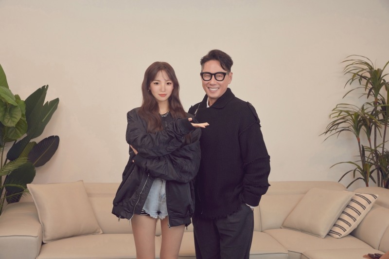 가상인간 '래아'(왼쪽)와 미스틱스토리 대표 프로듀서 윤종신(오른쪽). 사진=LG전자
