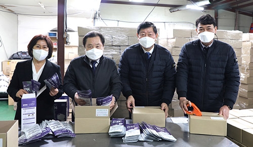 ▲남동농협 조합장 한윤우(인쪽에서 두 번째) 남동농협 상임이사 윤덕유(왼쪽측에서 세번 째).