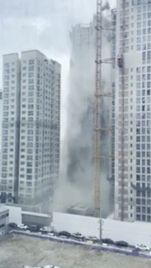 11일 오후 광주 서구 아파트 신축공사 중 붕괴하고 있는 아파트 외벽. /사진=독자 제보
