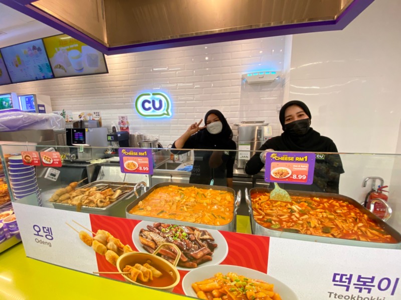말레이시아 CU 점포 내 한국 음식 판매를 하는 모습/사진제공=BGF리테일