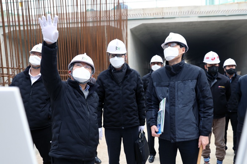 김헌동 SH공사 사장(왼쪽 두 번째)이 위례지구 건설현장에서 안전사고 예방의 중요성을 강조하고, 안전관리 강화를 주문하고 있다. / 사진제공=SH공사