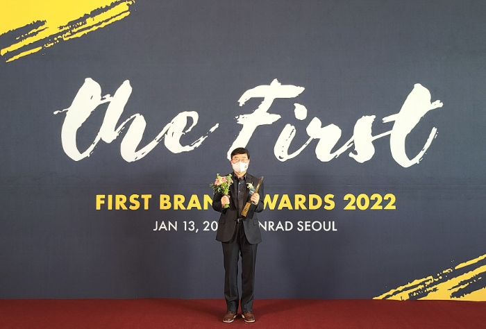 박윤호 JT친애저축은행 대표이사가 기념사진을 촬영하고 있다. /사진제공=JT친애저축은행