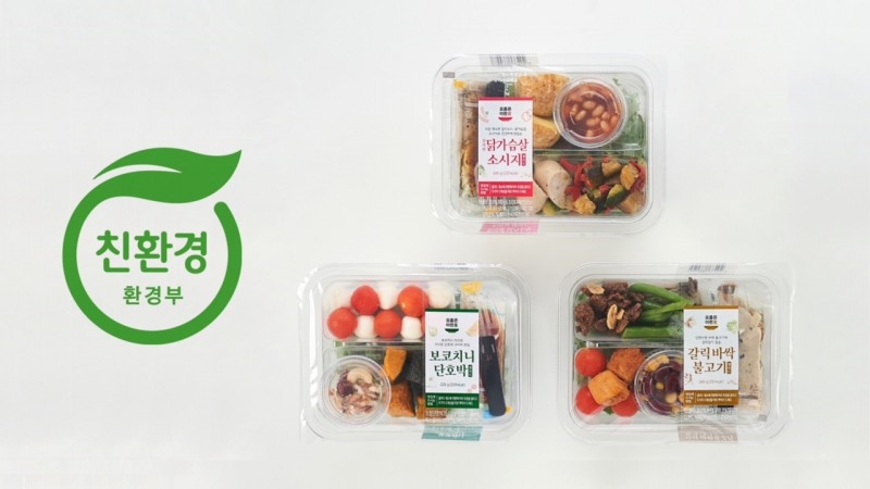 풀무원이 국내 최초로 개발하여 선보인 바이오 페트(Bio-PET) 재질의 친환경 샐러드 용기./ 사진제공 = 풀무원