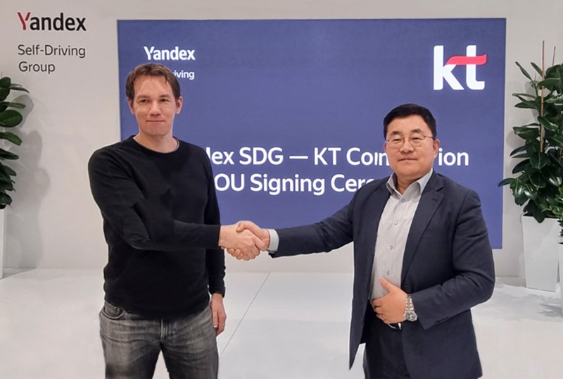 드미트리 폴리슈크(Dmitry Polishchuk) Yandex SDG CEO(왼쪽)와 송재호 ’KT AI/DX융합사업부문 부사장(오른쪽). 사진=KT