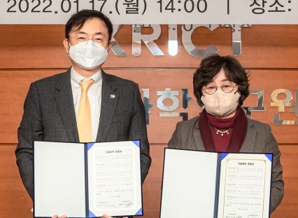 우석훈 화승케미칼 대표(왼쪽)와 이미혜 한국화학연구원 원장. 사진=화승케미칼.