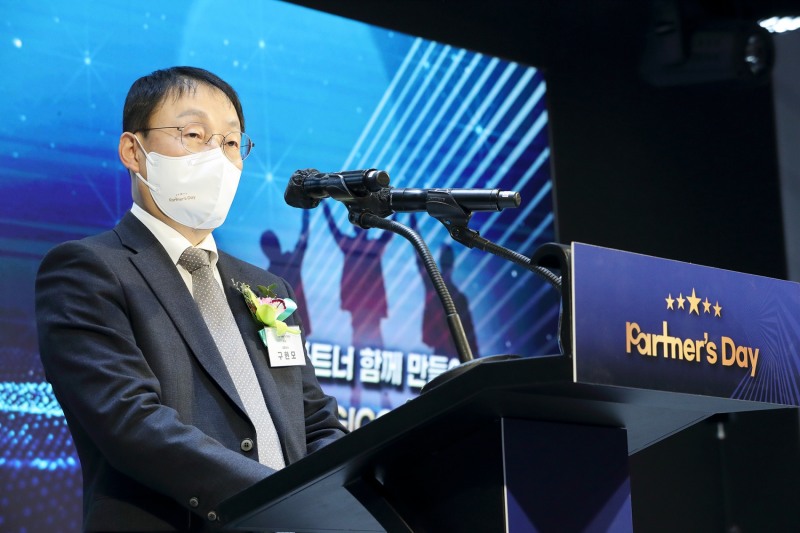 구현모 KT 대표가 18일 열린 '제 8회 파트너스데이'에서 환영사를 하고 있다. 사진=KT