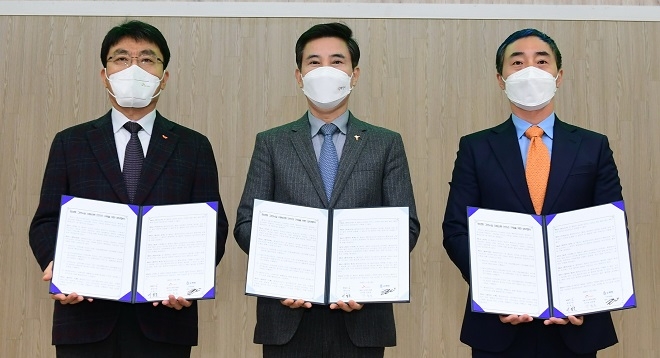 (왼쪽부터)강동훈 SK지오센트릭 부사장, 서철모 화성시장, 김정빈 수퍼빈 대표. 제공=SK지오센트릭.