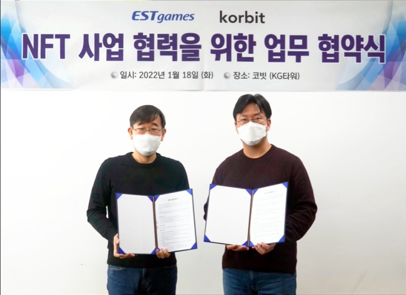 (왼쪽부터) 이형백 이스트게임즈 대표이사와 오세진 코빗 대표이사가 협약서를 들고 기념 촬영을 하고 있다. / 사진제공=코빗