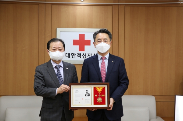 NH농협생명이 지난19일 대한적십자사로부터 사회공헌활동 적극 참여한 공로를 인정받아 명예대장을 수상했다./사진 제공= NH농협생명
