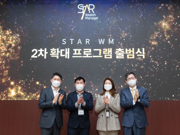 지난 19일 서울 푸르덴셜타워에서 진행된 ‘스타WM(STAR Wealth Manager)’ 2차 출범식에서 (왼쪽부터) 최재영 KB금융지주 WM/연금총괄, 안병정 스타WM, 김민진 스타WM, 민기식 푸르덴셜생명보험 대표이사 사장이 기념 사진을 촬영하고 있다./사진 제공= 푸르덴셜생명