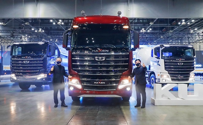 대형트럭 맥쎈 앞에서 타타대우상용차 김방신 사장(왼쪽)과 타타대우상용차판매 김정우 대표가 기념촬영을 하고 있다. 제공=타타대우.