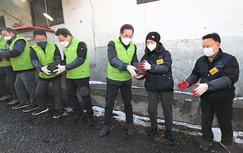 ▲ 오른쪽에서 세 번째 연탄 배달하는 농협중앙회 이성희 회장