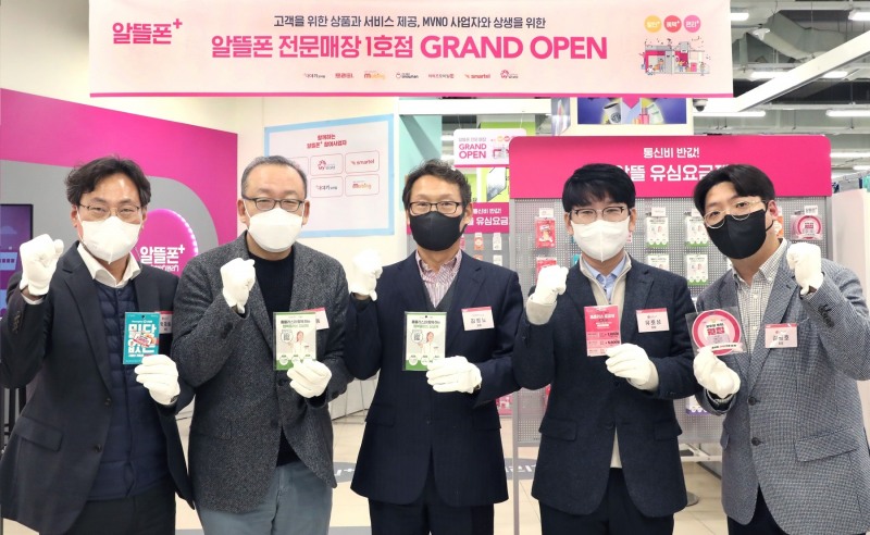 지난 21일 박준동 LG유플러스 상무(왼쪽 2번째)와 김병노 ㈜큰사람커넥트 대표(왼쪽 3번째)를 비롯한 관계자들이 홈플러스 합정점에서 열린 알뜰폰+ 1호점 오픈식에 참여했다. 사진=LG유플러스