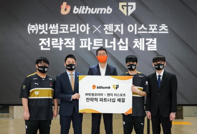 (왼쪽부터) 큐베 젠지 크리에이터, 이지훈 젠지 단장, 문선일 빗썸 서비스부문장, 이노닉스 선수, 토비 감독. / 사진제공=빗썸