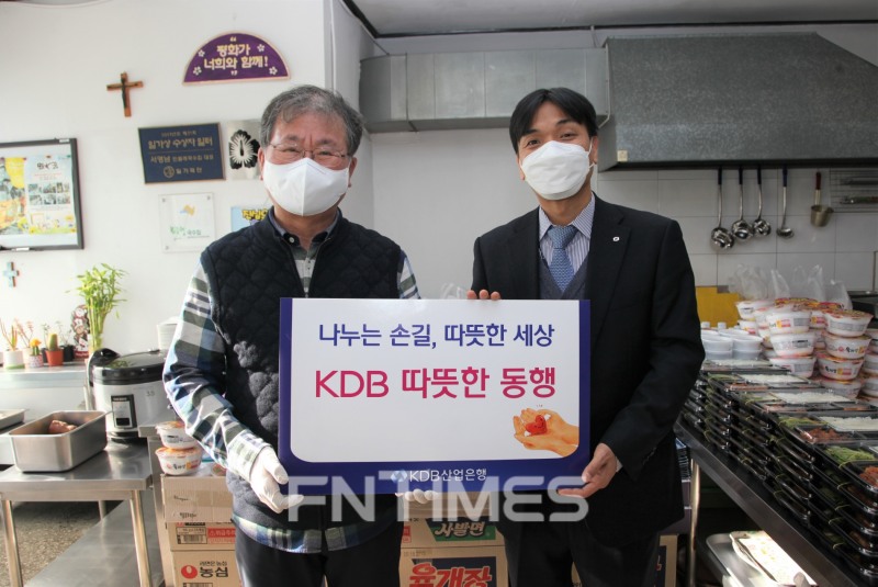 서영남 민들레국수집 대표(왼쪽)와 김현진 산업은행(은행장 이동걸) 사회공헌단장이 24일 ‘KDB 따뜻한 동행’ 51호 후원금 전달식을 가진 뒤 기념촬영하고 있다./사진=산업은행