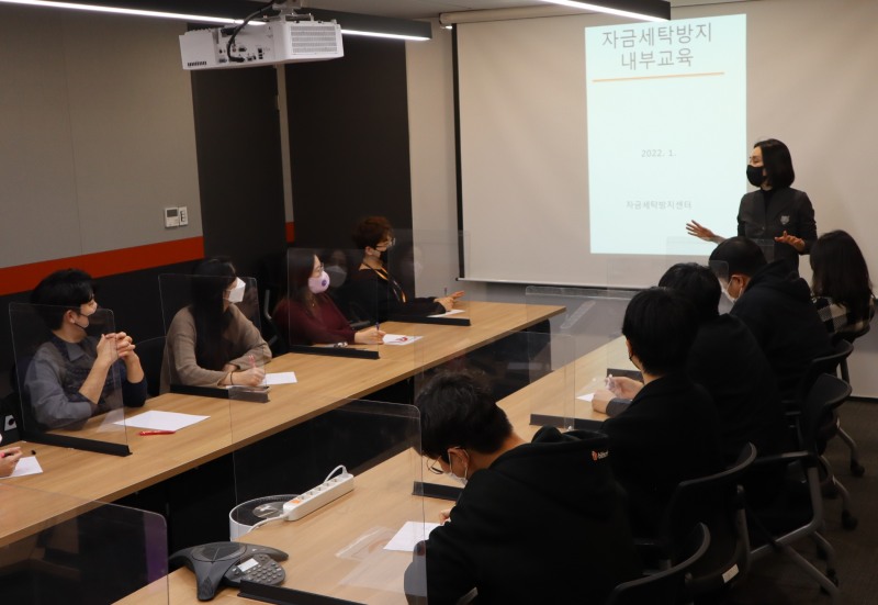 1월 20일 이유정 빗썸 준법감시인이 임직원을 대상으로 자금세탁방지 내부교육을 진행하고 있다. / 사진제공=빗썸