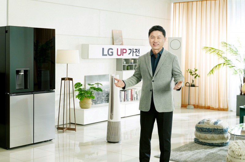 류재철 LG전자 H&A사업본부장 부사장이 지속적인 업그레이드를 통해 끊임없이 진화하는 ‘UP가전(업 가전)’을 소개하고 있다. 사진=LG전자