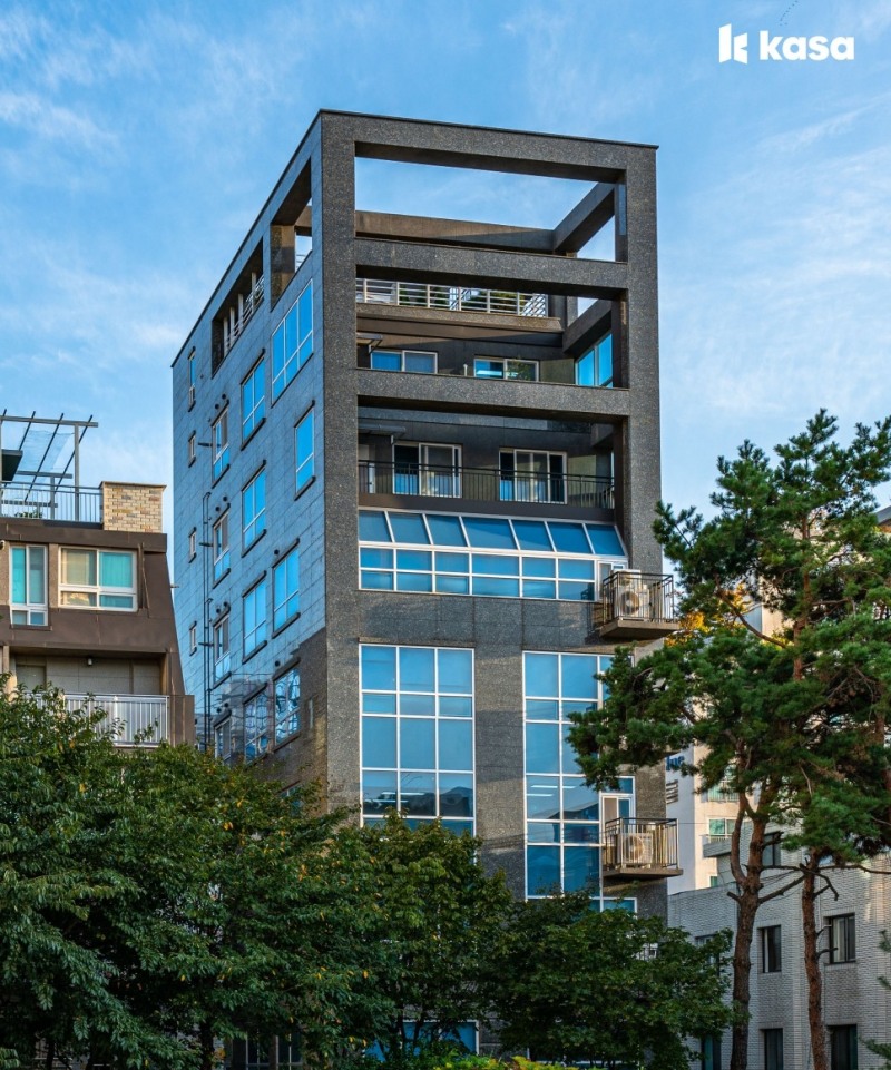 카사는 26일 첫 상장 건물 역삼 런던빌의 4차 배당금을 지급한다. 사진은 역삼 런던빌 외관 모습. / 사진제공=카사