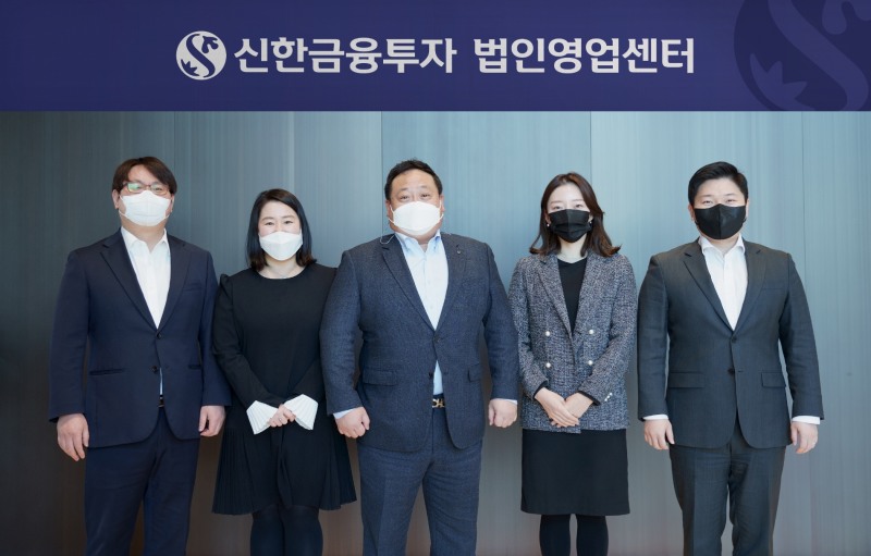 신한금융투자 허정운 법인영업센터장(가운데)과 직원들이 오픈을 기념해 사진촬영을 하고 있다. / 사진제공=신한금융투자