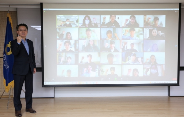 NH농협생명은 지난 26일, 대표이사가 신규로 입사한 직원에게 회사의 경영방침과 목표를 전하고 회사 선배로서 직장생활 노하우를 공유하기 위해 '2022년 신규직원 간담회'를 실시했다./사진 제공= NH농협생명