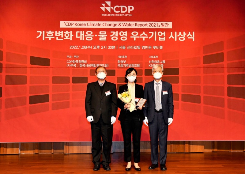 26일 서울 신라호텔에서 열린 ‘CDP Korea 기후변화 대응∙물 경영 우수기업 시상식’에서 풀무원 홍은기 ESH 담당(사진 가운데)이 ‘Water 우수상’ 수상패를 받은 후 장지인 CDP 한국위원회 위원장(사진 왼쪽 세 번째), 양춘승 CDP 한국위원회 상임부위원장(사진 왼쪽 첫 번째)과 함께 기념촬영을 하고 있다./ 사진제공 = 풀무원