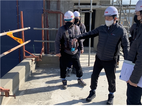 SM우방산업 조유선 대표이사(우측 두번째)가 신축공사 현장을 찾아, 산업안전보건기준에 관한 규칙에 따른 안전시설물의 구조 및 설치요건을 점검하고 있다. / 사진제공=SM우방산업