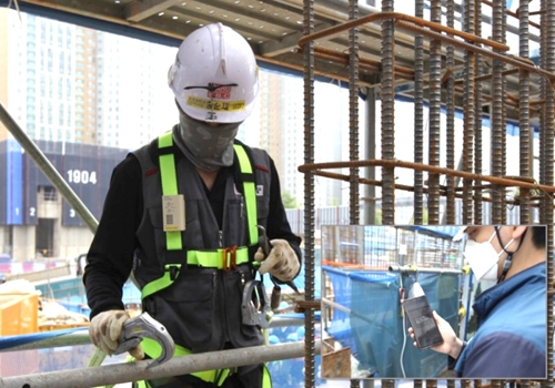 ▲ 스마트 안전벨트 시스템을 시연하는 모습. 사진제공 = 포스코건설