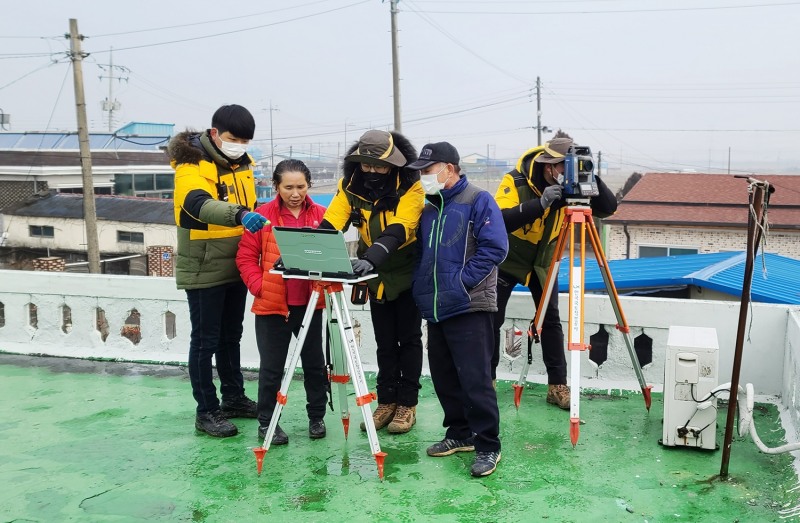 LX공사 직원들이 행복나눔측량을 실시하고 있다. /사진제공=LX공사