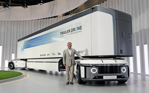 ▲ 정의선 현대차 회장이 무인 운송 시스템 콘셉트 모빌리티 ‘트레일러 드론’ 앞에서 기념촬영을 하고 있다. 사진 = 현대자동차