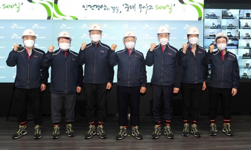 ▲ 통합 안전관리 관제센터에서 박경일 SK에코플랜트 사장(왼쪽 네 번째)이 부문장들과 기념 촬영하고 있는 모습. 사진제공 = SK에코플랜트