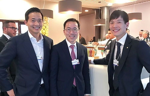 ▲ 김동관 한화솔루션 사장(왼쪽)과 김동원 한화생명 부사장(오른쪽)은 지난 2019년 다보스 포럼에 참석하는 등 오너 3세로서 경영 행보를 펼치고 있다. 사진 = 한화그룹