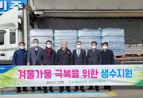 ▲ 왼쪽부터 김영인 농협삼척시청 출장소장, 전성열 강원농협 농촌지원 단장, 농협 강원지역본부 김용욱 본부장, 김양호 삼척시장, 삼척농협 이규정 조합장, 손관열 농협삼척시지부장, 한명석 하정면장.
