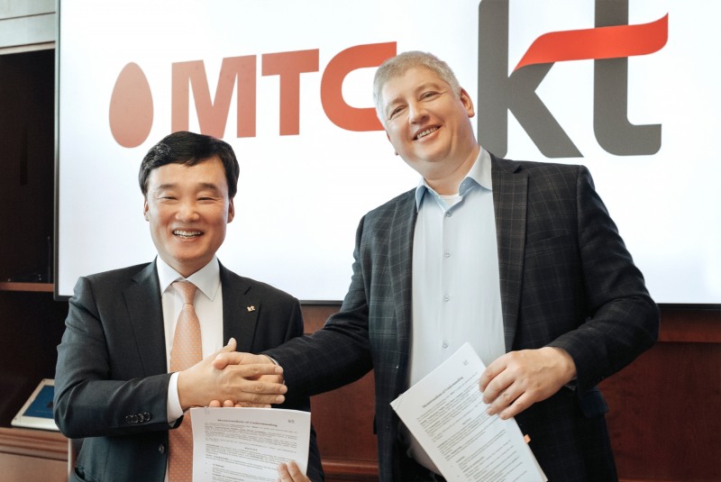 윤경림 KT 그룹트랜스포메이션 부문장 사장(왼쪽)과 비아체슬라프 니콜라예프 MTS CEO. 사진=KT