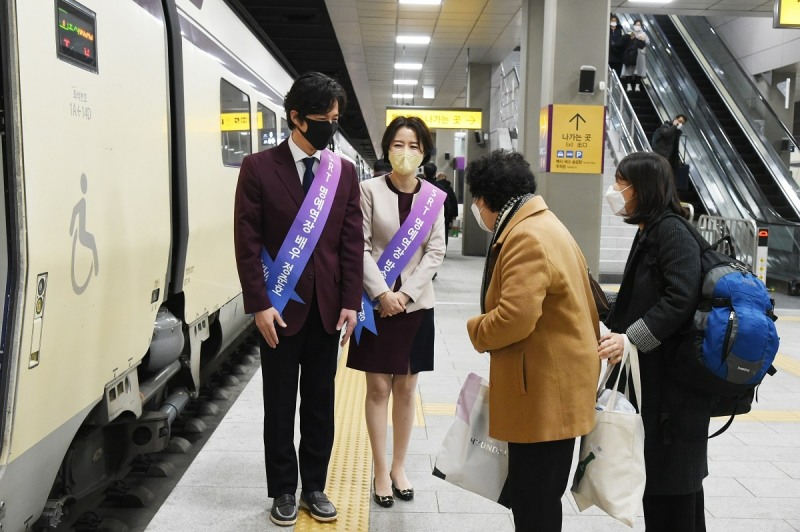 일일 명예역장으로 임명된 정준호·이하정 SR 홍보대사가 SRT수서역에서 고객 안내를 하고 있다. /사진제공=SR